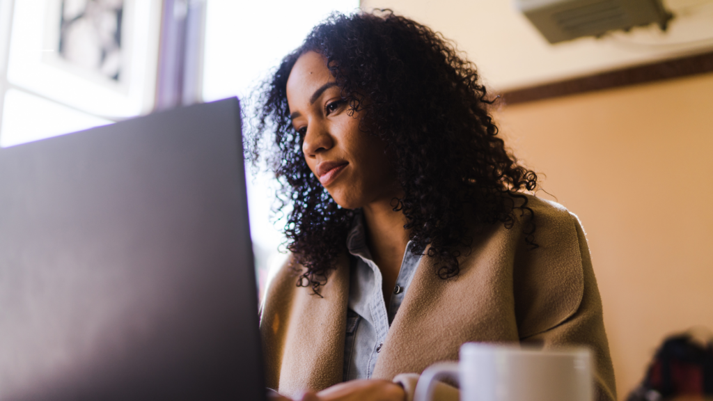 Vistoriador técnico identificando erros na vistoria de imóveis