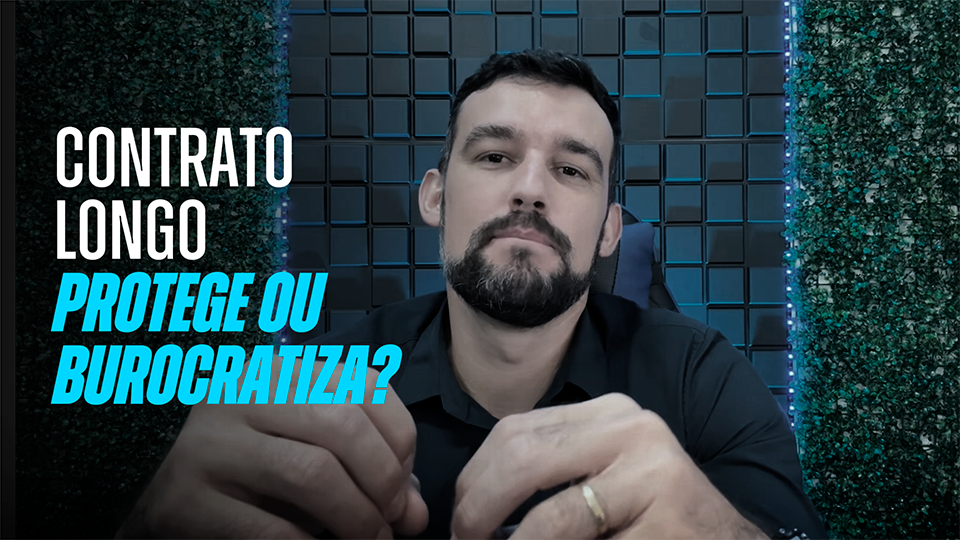 Gestor imobiliário analisando um contrato de locação profissional para garantir segurança jurídica na operação