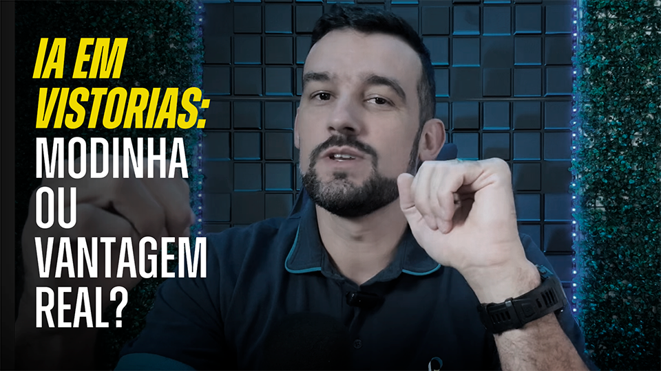 Vistoriador utilizando o aplicativo Pleno com inteligência artificial na vistoria para converter voz em texto
