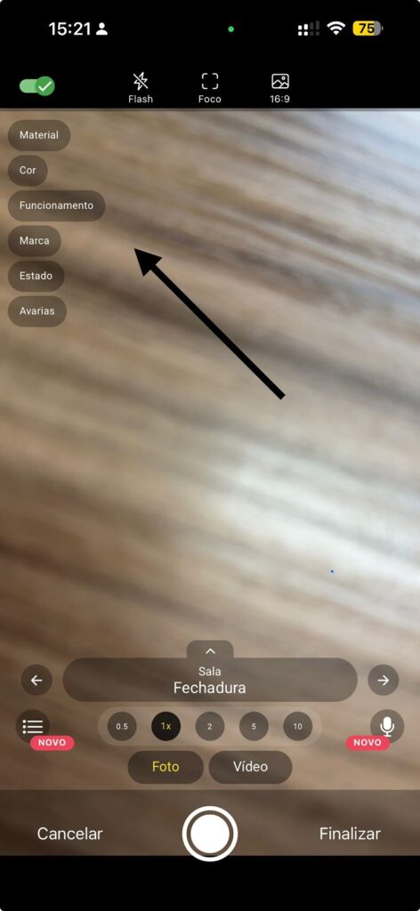 Inteligência artificial no aplicativo de vistoria preenchendo checklist e notas por voz durante as fotos