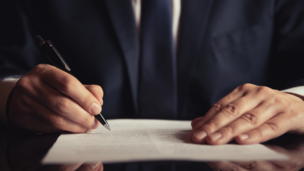 contrato de locação profissional sendo analisado e assinado